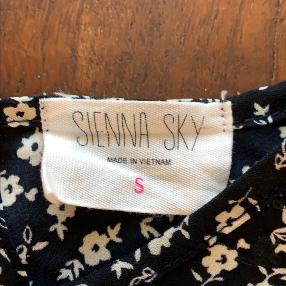 4/$30 EUC Floral Blouse - Picture 6 of 6